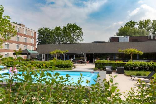 Bazén v ubytování Novotel Rotterdam - Schiedam nebo v jeho okolí