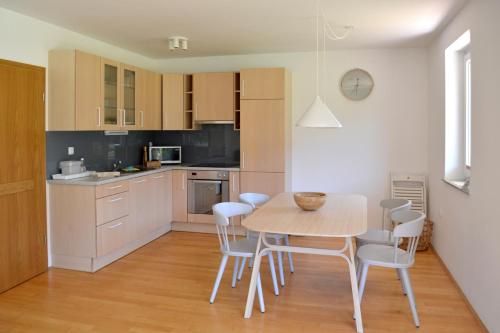 uma cozinha com mesa e cadeiras num quarto em Villa Planina em Kranjska Gora