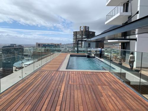 Un balcón con piscina en lo alto de un edificio. en Urban Elephant 16 On Bree, en Ciudad del Cabo