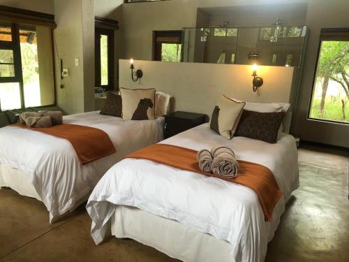 Postel nebo postele na pokoji v ubytování Kgorogoro Lodge