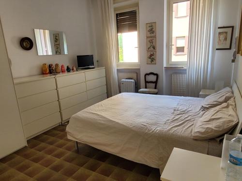 Un dormitorio con una cama blanca y una ventana. en alloggio a 200mt. dal mare, en Diano Marina