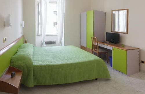 a bedroom with a green bed and a desk at NiceToMeetYou in Rome