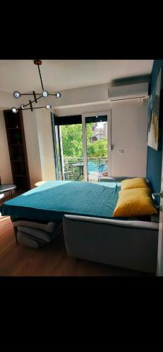 una camera da letto con un grande letto con una coperta blu di RINES Apartment a Ohrid