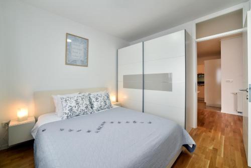 First Class Apartment - Modern Stay with Parking