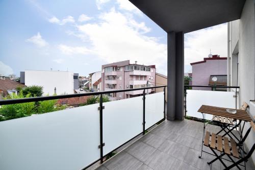 First Class Apartment - Modern Stay with Parking