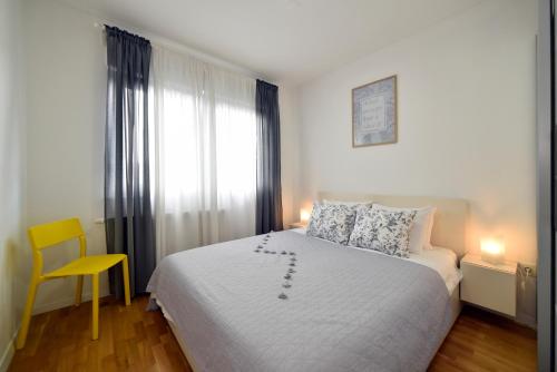 First Class Apartment - Modern Stay with Parking