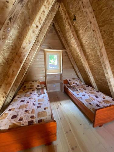 two beds in a room in a attic at TARA BUNGALOV in Žabljak