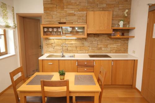 Cuisine ou kitchenette dans l'établissement Apartments Vrdjan
