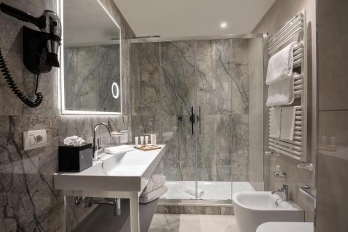 Ванна кімната в Hotel St Martin by OMNIA hotels