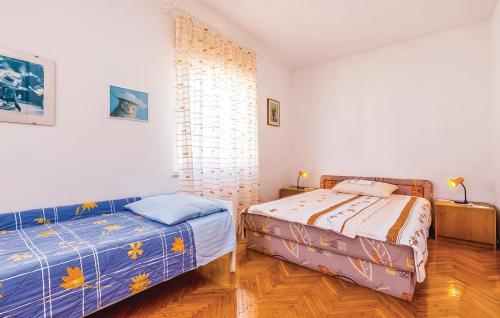 sypialnia z 2 łóżkami i oknem w obiekcie Monika w Novim Vinodolskim