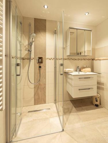 a bathroom with a glass shower and a sink at Ferienwohnung Watzmannblick Maria Gern in Berchtesgaden