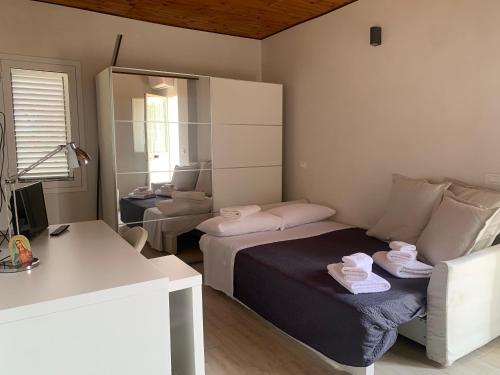 a small room with a bed and a mirror at La Caletta di Afrodite in Calabernardo