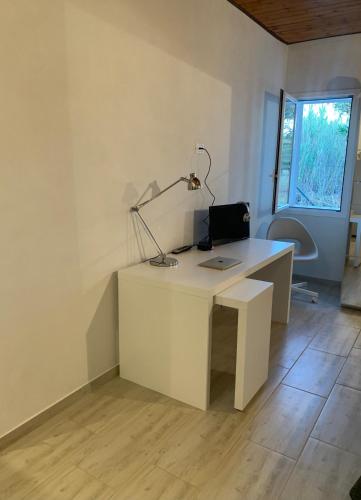 an office with a desk with a laptop on it at La Caletta di Afrodite in Calabernardo