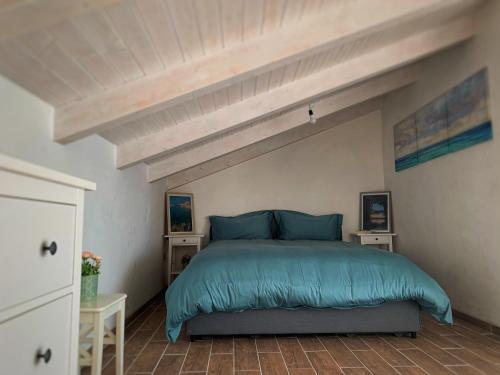 una camera con un grande letto e un soffitto in legno di Vistalta a Castellabate