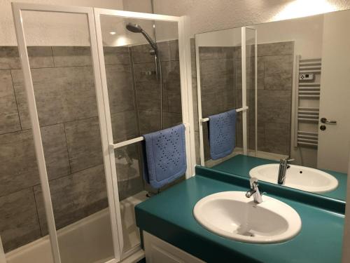 ein Bad mit 2 Waschbecken und einer Dusche in der Unterkunft Appartement La Tania, 3 pièces, 6 personnes - FR-1-513-18 in La Tania