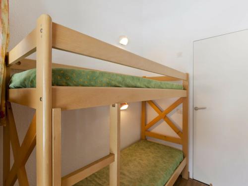 a couple of bunk beds in a room at Appartement La Tania, 4 pièces, 9 personnes - FR-1-513-8 in La Tania
