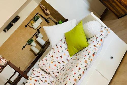 La Casa di Bianca في كالكاتا: غرفة نوم بسرير مع مخدات صفراء وبيضاء