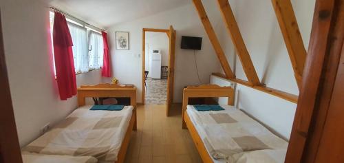 a small room with two bunk beds in it at Anna Apartman in Maroslele