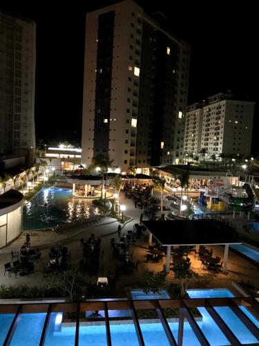uma vista da cidade à noite em SALINAS EXCLUSIVE RESORT em Salinópolis