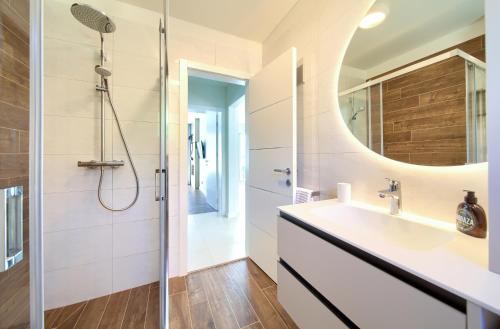 bagno con lavandino e doccia di Residence Vrbnik a Vrbnik