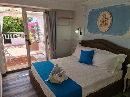 Tempat tidur dalam kamar di luxury B&B e FAMILY RESIDENCE VILLA FILOMENA