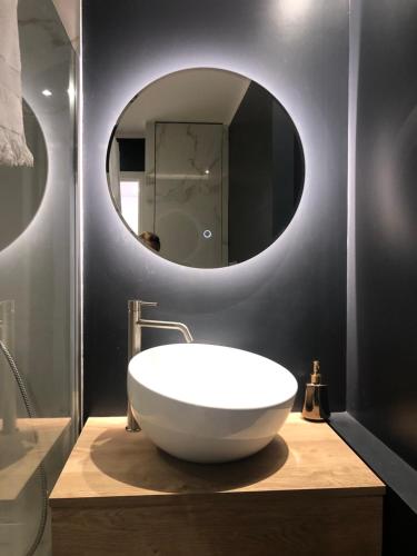 une salle de bain avec un lavabo blanc et un miroir dans l'établissement NEW - 2 pièces Vieil Antibes - Marché provençal, à Antibes