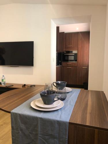 - une cuisine avec 2 bols sur une table dans l'établissement NEW - 2 pièces Vieil Antibes - Marché provençal, à Antibes