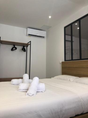 - une chambre avec 2 serviettes blanches sur un lit dans l'établissement NEW - 2 pièces Vieil Antibes - Marché provençal, à Antibes