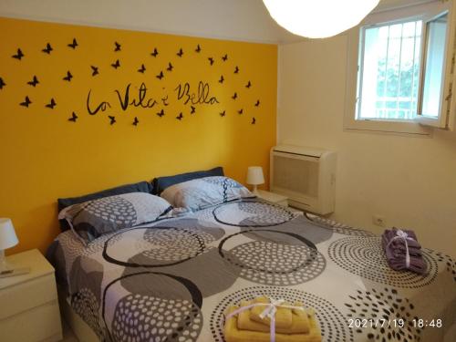 um quarto com uma cama com estrelas negras na parede em Casa Gardel em Casalecchio di Reno