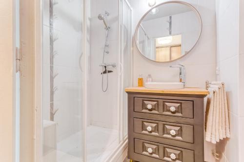 une salle de bain avec un lavabo et une douche dans l'établissement La Boussole, à Courseulles-sur-Mer