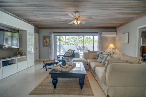 Remodeled Home w Private Pool, Walking Distance to Beach and Baha Mar