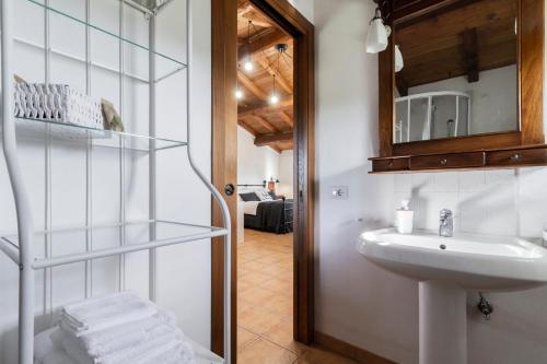 uma casa de banho com um lavatório e um espelho em Casale Le Brecce b&b em Otricoli