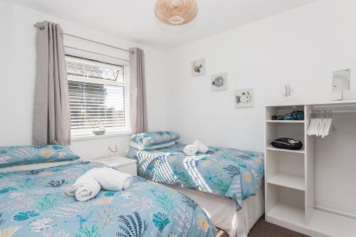 um quarto com 2 camas e uma janela em 46 Gower Holiday Village em Swansea