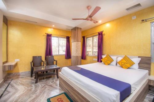 Ένα ή περισσότερα κρεβάτια σε δωμάτιο στο STAYMAKER Rajeshwari Inn