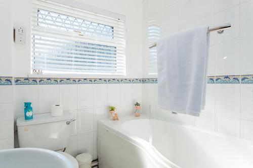 ein Badezimmer mit einer Badewanne, einem WC und einem Waschbecken in der Unterkunft 46 Gower Holiday Village in Swansea
