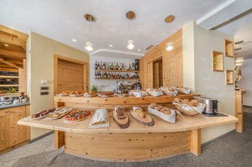 a bakery with lots of different types of bread at Hotel Chalet Dlaces in Selva di Val Gardena