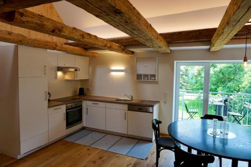 uma cozinha e sala de jantar com uma mesa e uma janela em Beeindruckende Wohnung im Rheintal em Götzis