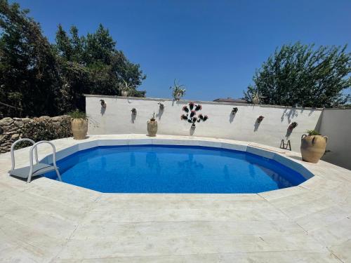 uma piscina no meio de um pátio em Palazzo Sabella Tommasi em Calimera