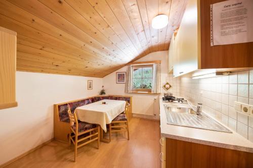 een keuken met een tafel en stoelen in een kamer bij Wieserhof Ferienwohnung Priml in Sarntal