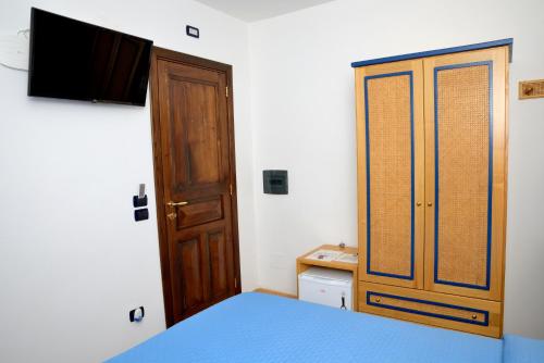 Una televisión o centro de entretenimiento en Hotel Principe di Rinella