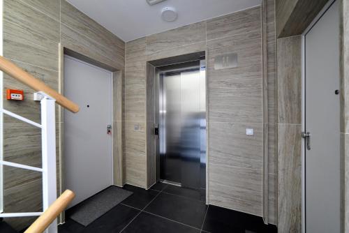 korytarz z drzwiami i podłogą wyłożoną kafelkami w obiekcie On Time Apartment w Zagrzebiu