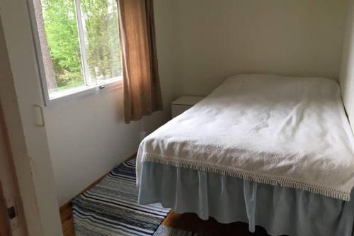 A bed or beds in a room at Cotteg Marjakallio (BerryRock)