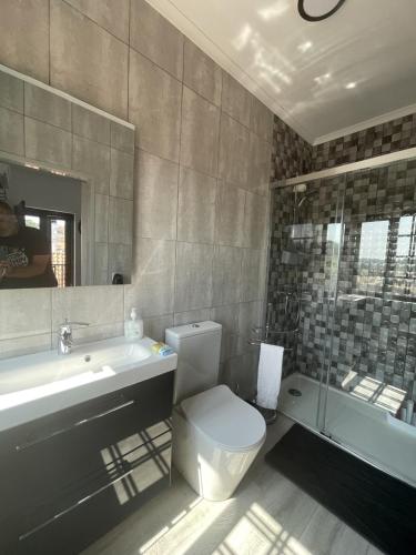 a bathroom with a toilet and a sink and a tub at Casa do Beco B&B Douro - Guest House in Parambos