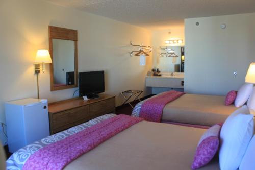 Una cama o camas en una habitación de Ozark Valley Inn