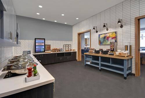 Кухня или мини-кухня в Holiday Inn Express - Houston - Galleria Area by IHG
