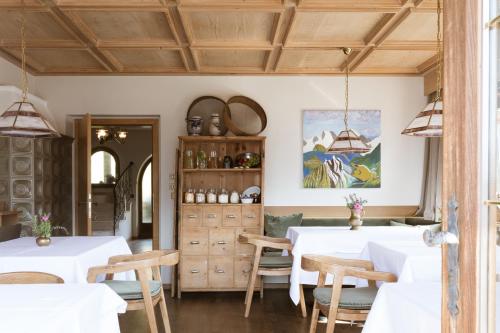 Reštaurácia alebo iné gastronomické zariadenie v ubytovaní Nössinghof