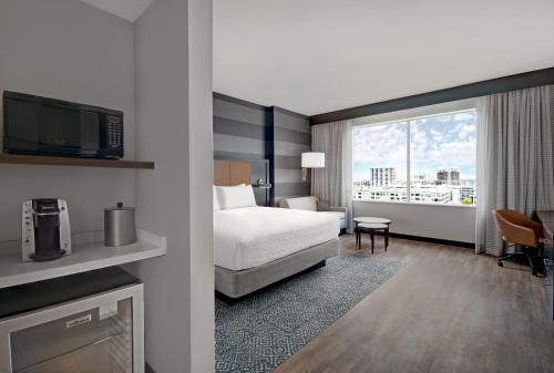 Кровать или кровати в номере Holiday Inn Express - Houston - Galleria Area by IHG