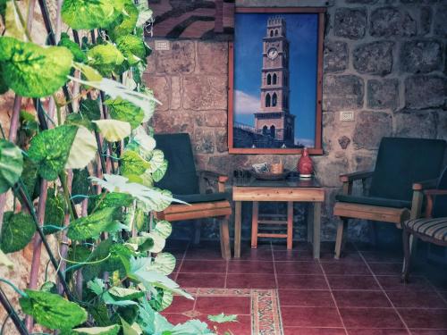 une chambre avec une table et une tour d'horloge dans l'établissement Shafika house, à Acre