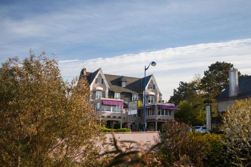 una casa con una luz de la calle delante de ella en Hotel Logis Beauséjour, en Erquy