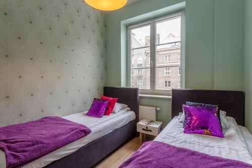 Posteľ alebo postele v izbe v ubytovaní Apartament Cichy Zakątek obok fontanny Neptuna